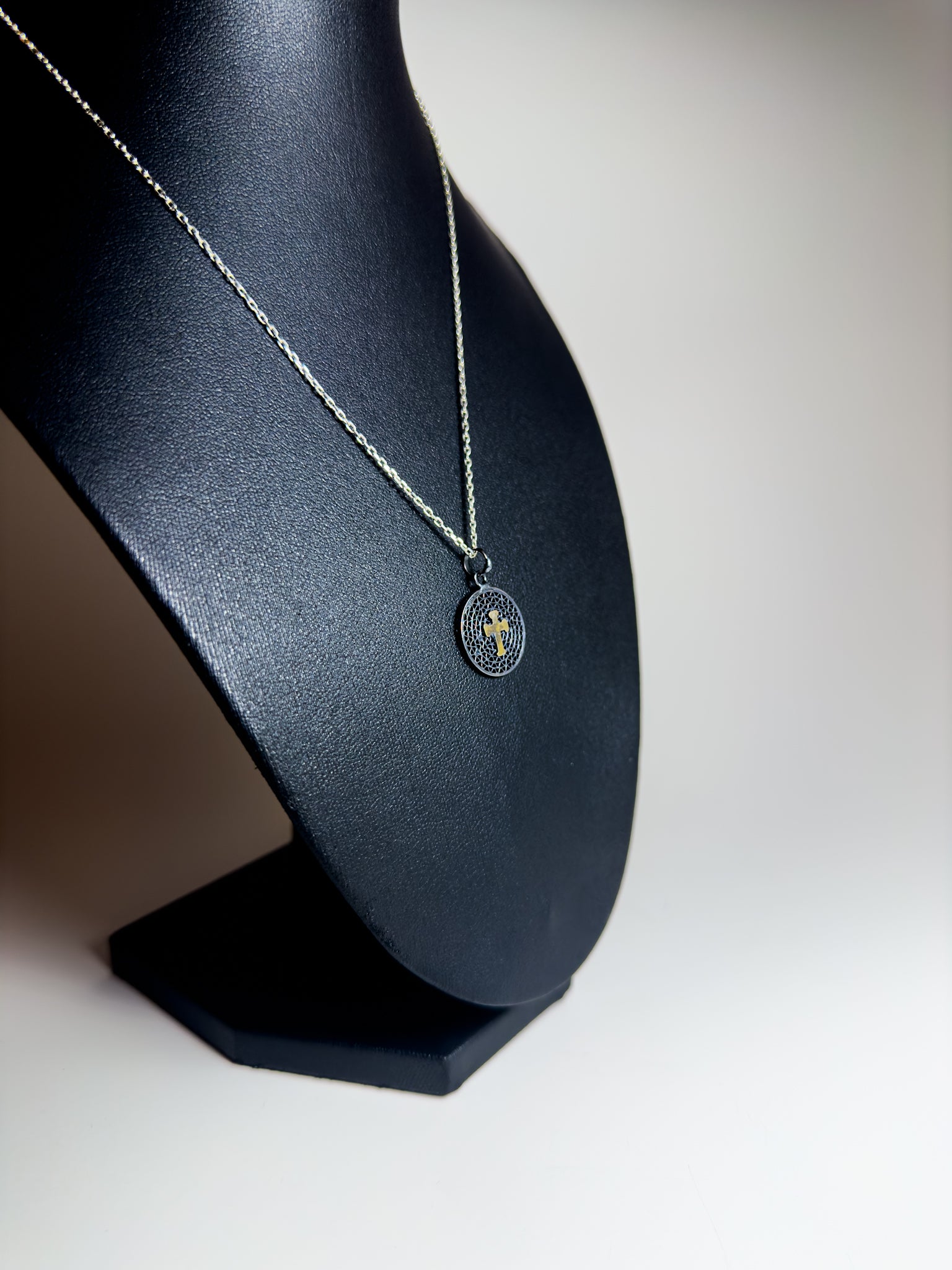Collier de croix en oxyde d’argent sterling fait à la main