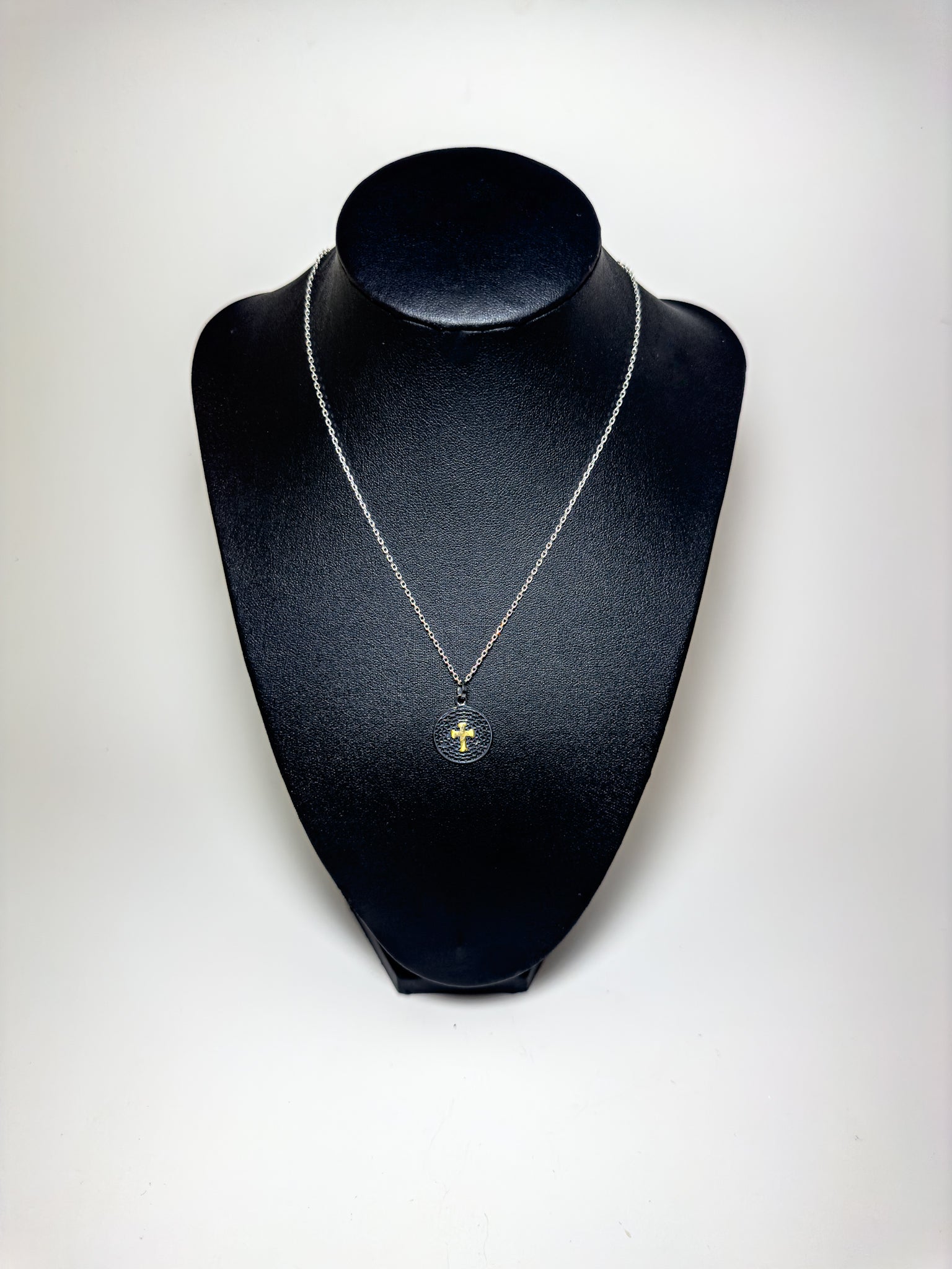 Collier de croix en oxyde d’argent sterling fait à la main